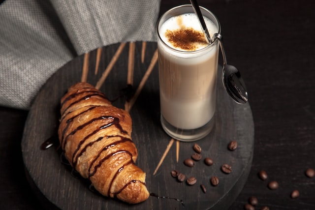 croissant with latte